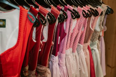 Geleneksel Bavyera ağıllarına ve geleneksel kostümlere yakın çekim. Bavyera, Almanya 'da geleneksel bir kostüm dükkanında satıldı..