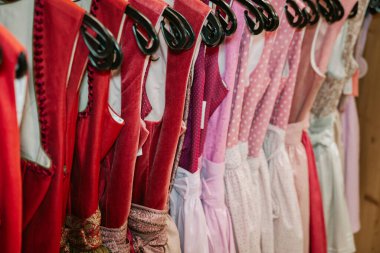 Geleneksel Bavyera ağıllarına ve geleneksel kostümlere yakın çekim. Bavyera, Almanya 'da geleneksel bir kostüm dükkanında satıldı..