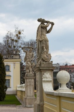13.04.2023 Bialystok Poland.Branicki Sarayı 'nın Çiti ve Herkül heykelleri.