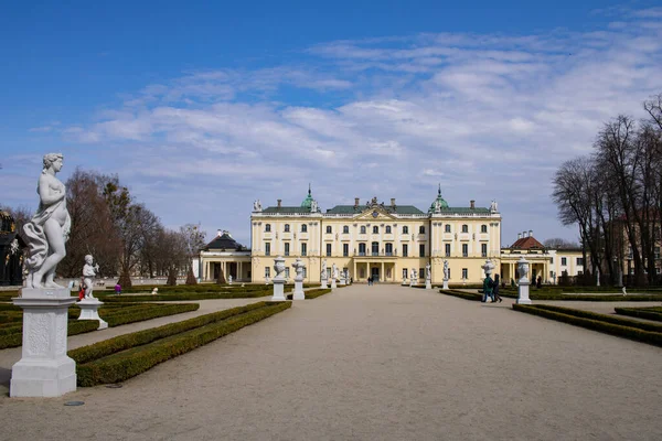 2023 Bialystokポーランド 春のすべての栄光の都市ブラニツキ宮殿 — ストック写真