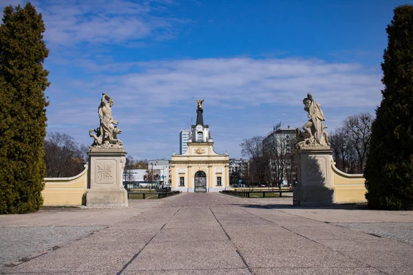 2023 Bialystokポーランド ブラニツキ市宮殿の彫刻や入り口の門の中庭からの眺め — ストック写真