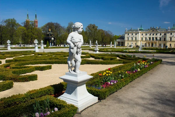 2023年5月5日Bialystok Polsk Branicki市政厅花园的雕塑 — 图库照片