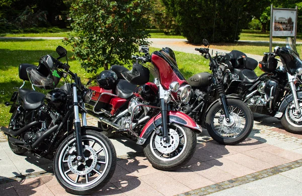10.07.2023 Bialystok Poland.Harley motosikletlerinin şehir parkındaki manzarası.