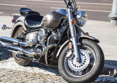 19.02.2024 Bialystok Poland.Yamaha Motosikleti Yazın bir şehir otoparkında.