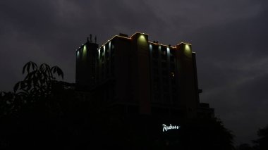 Hindistan Oteli Radisson Mavisi 'nin düşük ışık görüntüsü