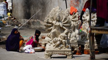 Kadın Durga Mata 'nın idolünü çiziyor.