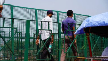 İki insan birlikte yürüyorlar.