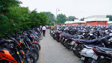 Otoparkta motosiklet var.