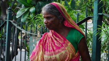 Yaşlı kör bir kadının portresi.