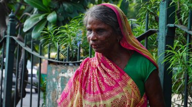 Yaşlı kör kadın sokaklarda dileniyor.