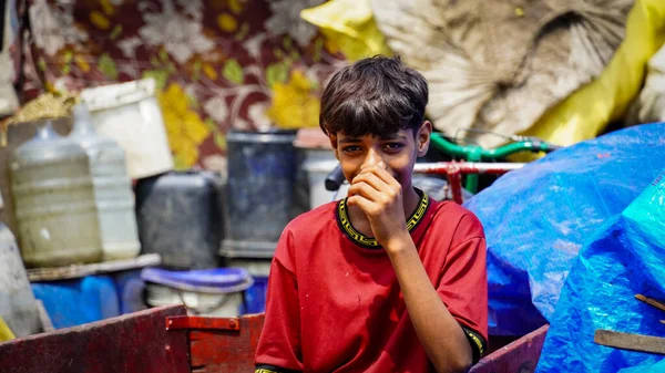 Смеющийся Бедный Мальчик Сидит Рикше — стоковое фото