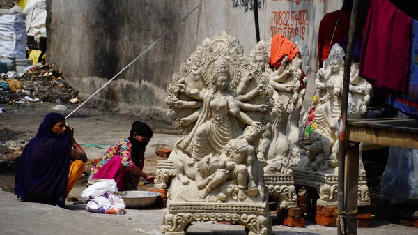 Frau Malt Das Idol Von Durga Mata — Stockfoto
