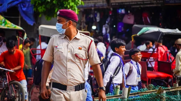 Delhi polisi kalabalık pazarında halka hizmet veriyor