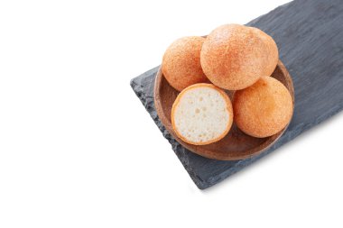 Beyaz arka planda tahta tabakta börekler