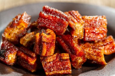 Ahşap zemin üzerinde kurumuş muz, yakın plan.