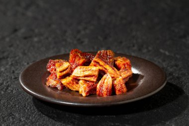 Siyah arkaplanda kurutulmuş muz, yakın plan.