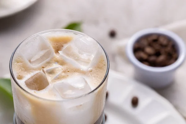 Kawa Mrożona Orzeźwiająca Paloną Ziarnem Kawy Białym Tle — Zdjęcie stockowe