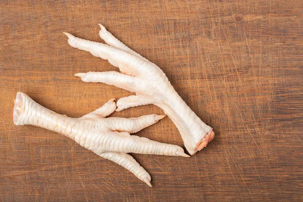 Tahtada çiğ tavuk bacağı, yakın plan.