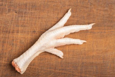 Tahtada çiğ tavuk bacağı, yakın plan.