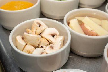 Sebzeler hazır olmadan önce şefin masasında.