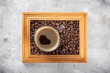 Kırsal arka planda kahve ve kahve çekirdekleri, Kolombiya kahvesi.