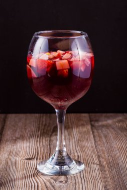 Koyu bir ses üzerine taze bir bardak sangria.