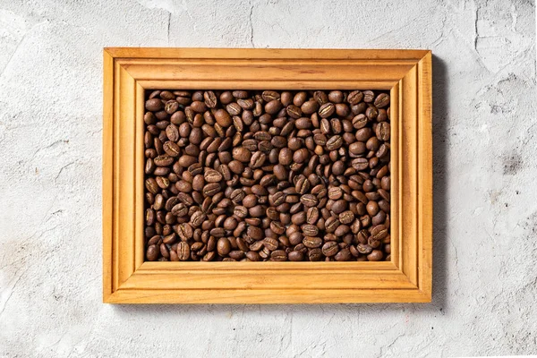 素朴な背景の木枠の中で焙煎されたコーヒー豆 コロンビアのコーヒー — ストック写真