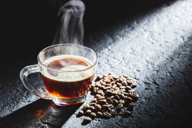 Koyu bir yüzeye bir fincan espresso, Kolombiya kahvesi.