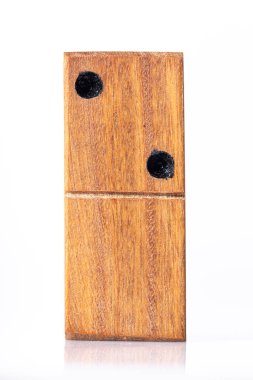 Domino taşları, ahşap el yapımı, beyaz arka planda, yakın plan.