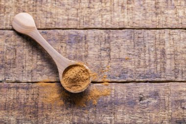 Kıymıklar, toz ve tarçın özü, eski masanın üzerinde.