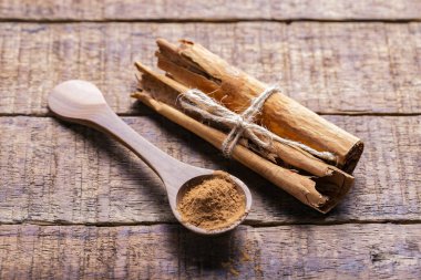 Kıymıklar, toz ve tarçın özü, eski masanın üzerinde.