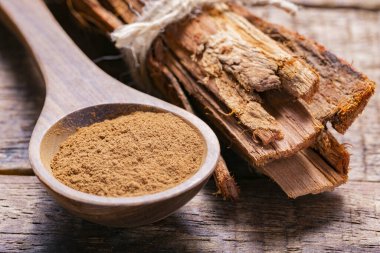 Kıymıklar, toz ve tarçın özü, eski masanın üzerinde.