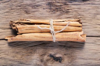 Kıymıklar, toz ve tarçın özü, eski masanın üzerinde.