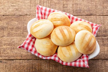 Lezzetli ve besleyici almojabanalar ya da pandebono, kaşar unu ve peynire dayalı bir yemek.