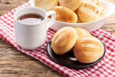 Lezzetli ve besleyici almojabanalar ya da pandebono, kaşar unu ve peynire dayalı bir yemek.