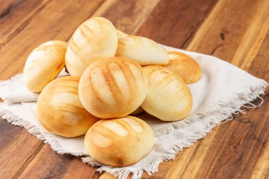 Lezzetli ve besleyici almojabanalar ya da pandebono, kaşar unu ve peynire dayalı bir yemek.