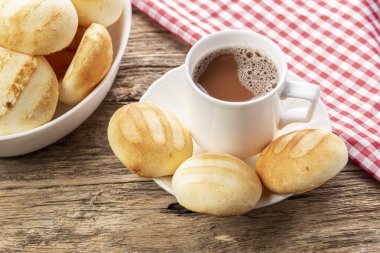 Lezzetli ve besleyici almojabanalar ya da pandebono, kaşar unu ve peynire dayalı bir yemek.