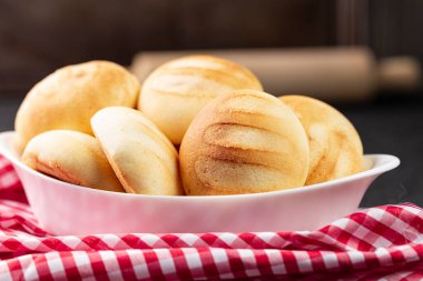 Lezzetli ve besleyici almojabanalar ya da pandebono, kaşar unu ve peynire dayalı bir yemek.