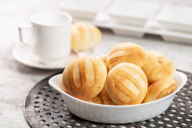 Lezzetli ve besleyici almojabanalar ya da pandebono, kaşar unu ve peynire dayalı bir yemek.