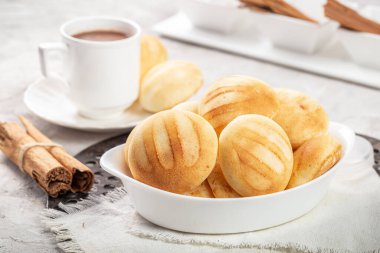 Lezzetli ve besleyici almojabanalar ya da pandebono, kaşar unu ve peynire dayalı bir yemek.