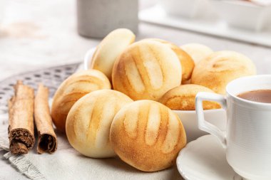 Lezzetli ve besleyici almojabanalar ya da pandebono, kaşar unu ve peynire dayalı bir yemek.