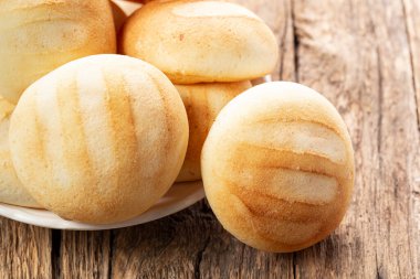 Lezzetli ve besleyici almojabanalar ya da pandebono, kaşar unu ve peynire dayalı bir yemek.