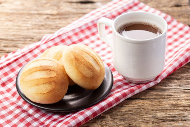 Lezzetli ve besleyici almojabanalar ya da pandebono, kaşar unu ve peynire dayalı bir yemek.