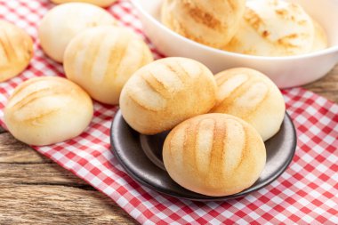 Lezzetli ve besleyici almojabanalar ya da pandebono, kaşar unu ve peynire dayalı bir yemek.