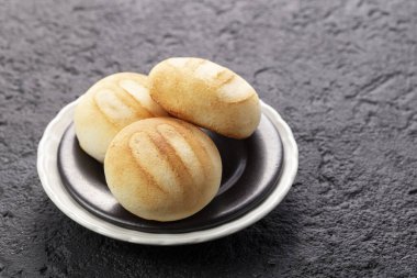 Lezzetli ve besleyici almojabanalar ya da pandebono, kaşar unu ve peynire dayalı bir yemek.