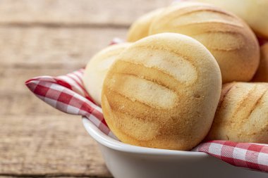 Lezzetli ve besleyici almojabanalar ya da pandebono, kaşar unu ve peynire dayalı bir yemek.