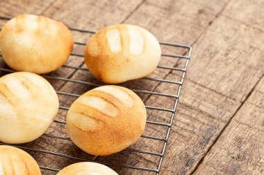 Lezzetli ve besleyici almojabanalar ya da pandebono, kaşar unu ve peynire dayalı bir yemek.