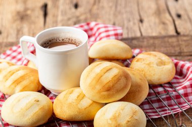 Lezzetli ve besleyici almojabanalar ya da pandebono, kaşar unu ve peynire dayalı bir yemek.
