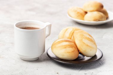 Lezzetli ve besleyici almojabanalar ya da pandebono, kaşar unu ve peynire dayalı bir yemek.