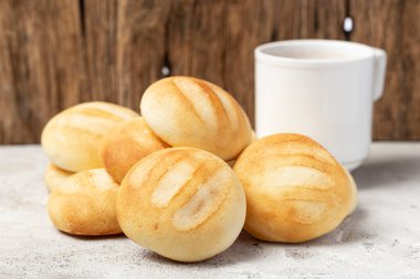 Lezzetli ve besleyici almojabanalar ya da pandebono, kaşar unu ve peynire dayalı bir yemek.